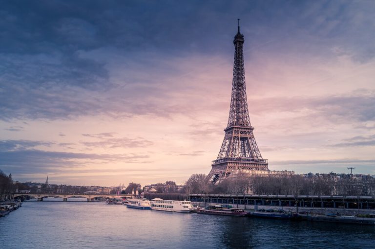 Paris, tour Eiffel vue de la Seine